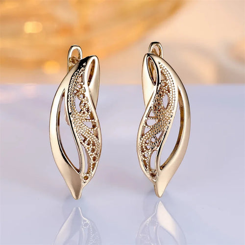 Brincos Argola em S com Padrão Floral Retro Vazado – Dourado para Casamento e Noivado