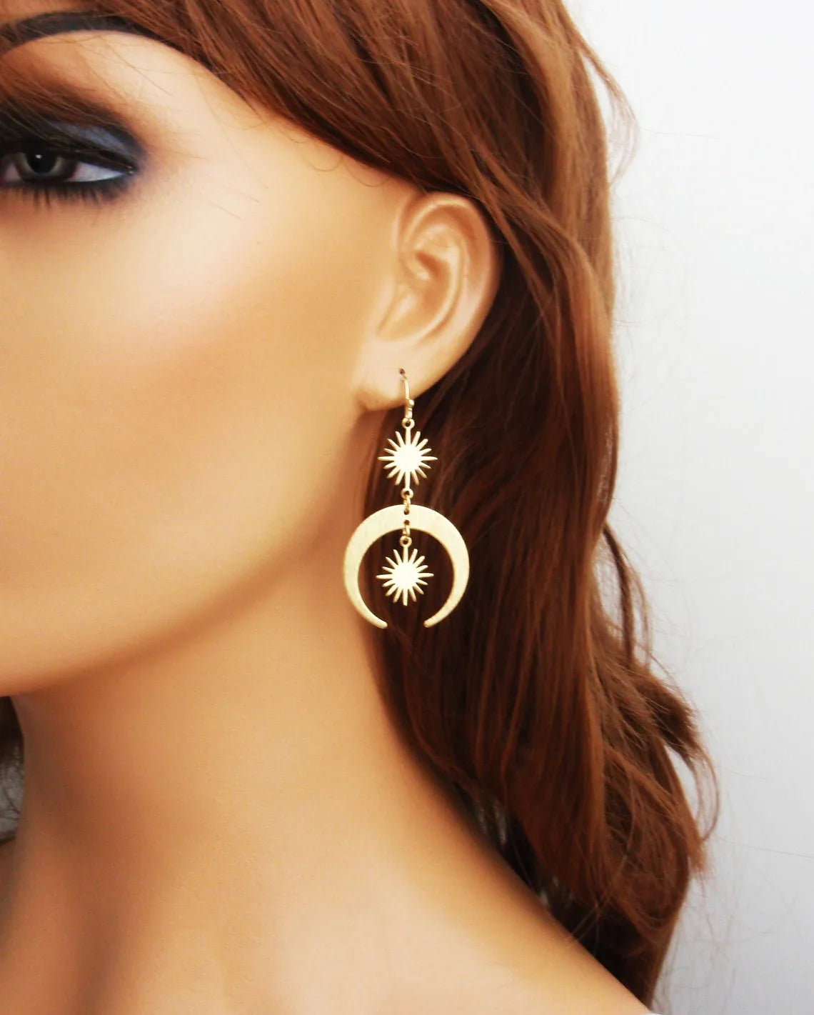 Brincos dourados com lua crescente e detalhes em dourado. ganchos em aço cirúrgico, sem níquel, hipoalergénicos. disponível com fecho de encaixe.