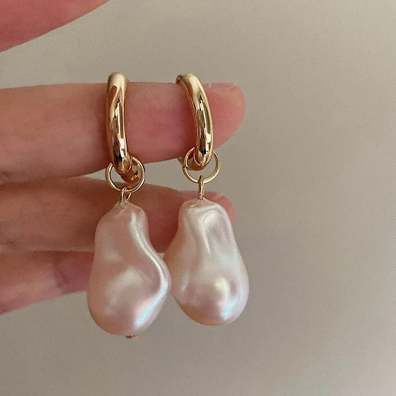 Elegantes brincos vintage em forma de gota de água com imitação de pérola, estilo irregular, para mulher. joias encantadoras e modernas, perfeitas para casamentos e aniversários.