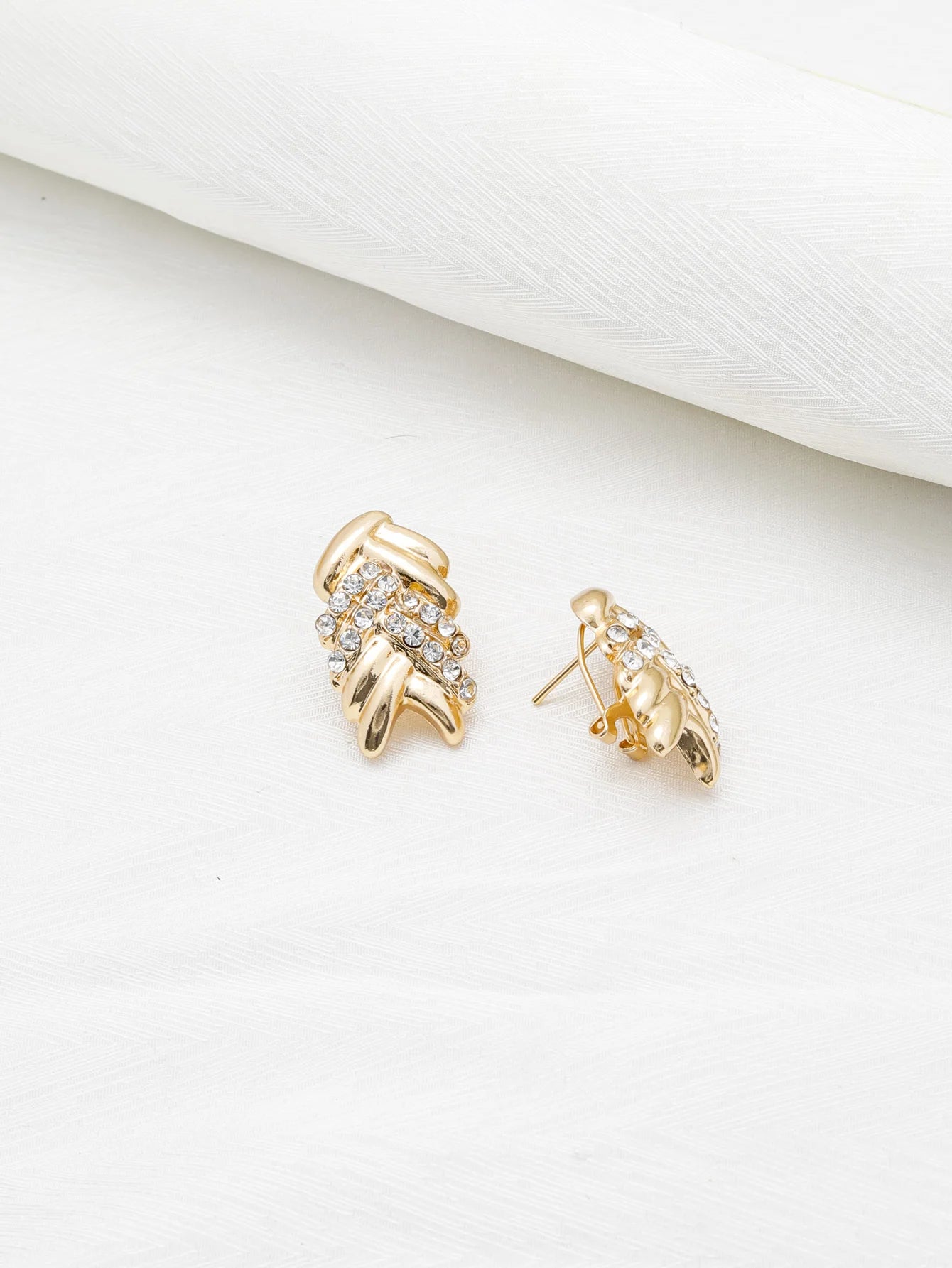 Conjunto de joias de luxo banhado a ouro 18k para mulher, com colar, brincos, pulseira e anel. ideal para casamentos e festas. tendência em joias.