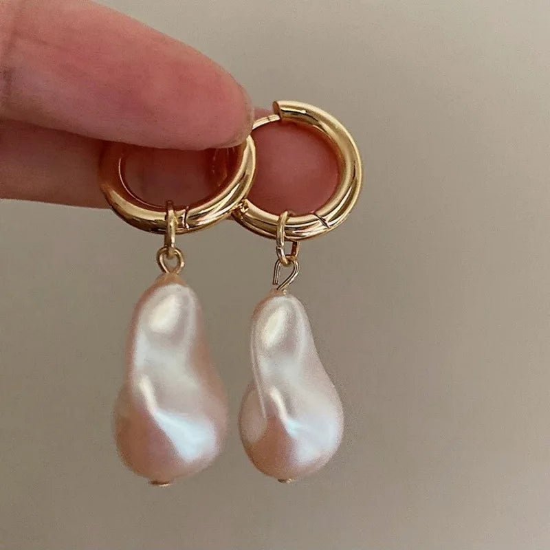Elegantes brincos vintage em forma de gota de água com imitação de pérola, estilo irregular, para mulher. joias encantadoras e modernas, perfeitas para casamentos e aniversários.