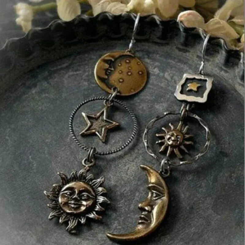 Brincos Pendente Mitologia Grega – Sol, Lua e Rosto, Design Assimétrico e Criativo