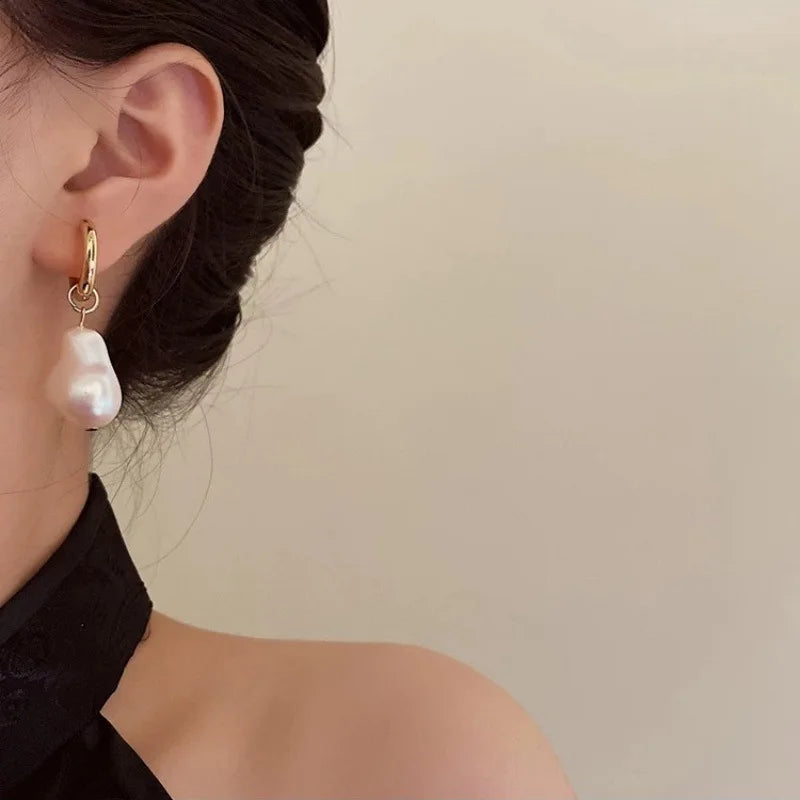 Elegantes brincos vintage em forma de gota de água com imitação de pérola, estilo irregular, para mulher. joias encantadoras e modernas, perfeitas para casamentos e aniversários.