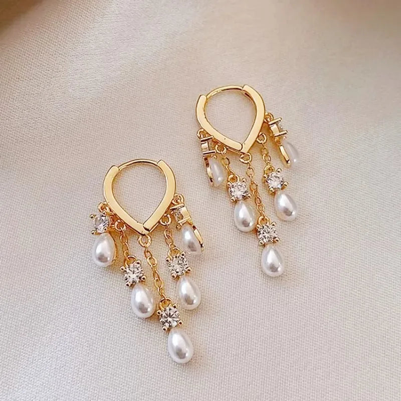 Brincos de pérola com borla, luxuosos e leves. joias sofisticadas para festas e eventos.