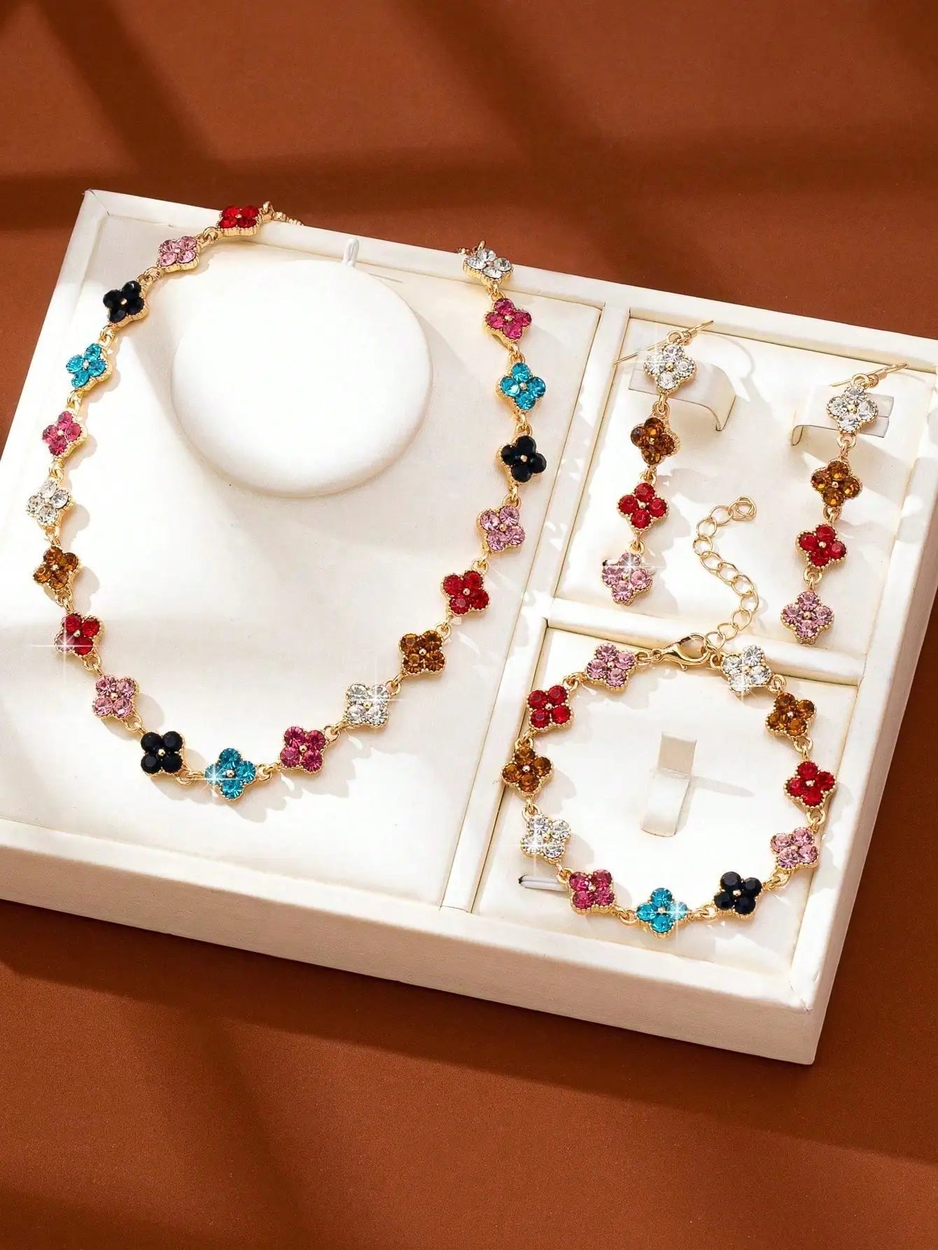 Conjunto de quatro peças de luxo com diamantes brilhantes, composto por brincos, colar e pulseira, ideal para mulher, perfeito para presentes, banquetes e festas.