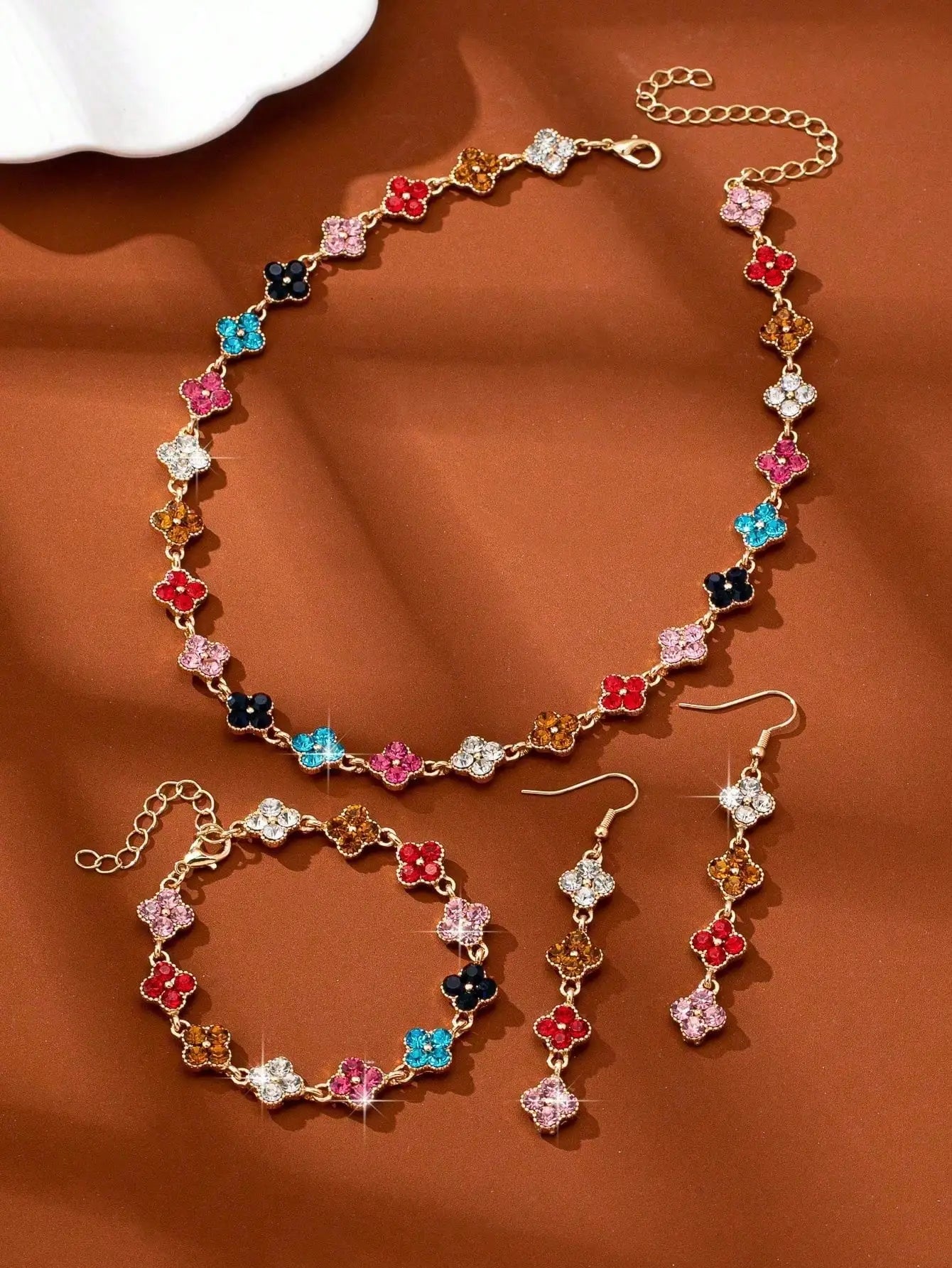 Conjunto de quatro peças de luxo com diamantes brilhantes, composto por brincos, colar e pulseira, ideal para mulher, perfeito para presentes, banquetes e festas.