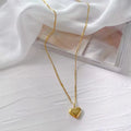 Colar Dourado Coração Pêssego Gravado Love | Corrente Clavícula Presente