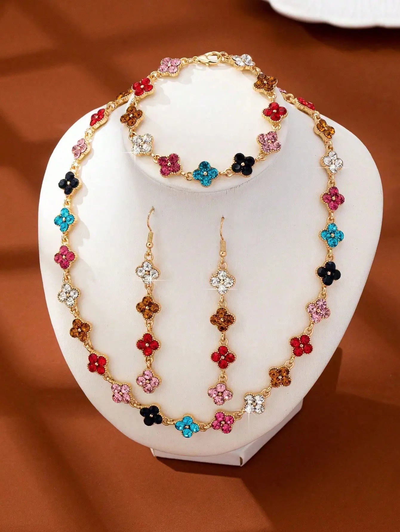Conjunto de quatro peças de luxo com diamantes brilhantes, composto por brincos, colar e pulseira, ideal para mulher, perfeito para presentes, banquetes e festas.