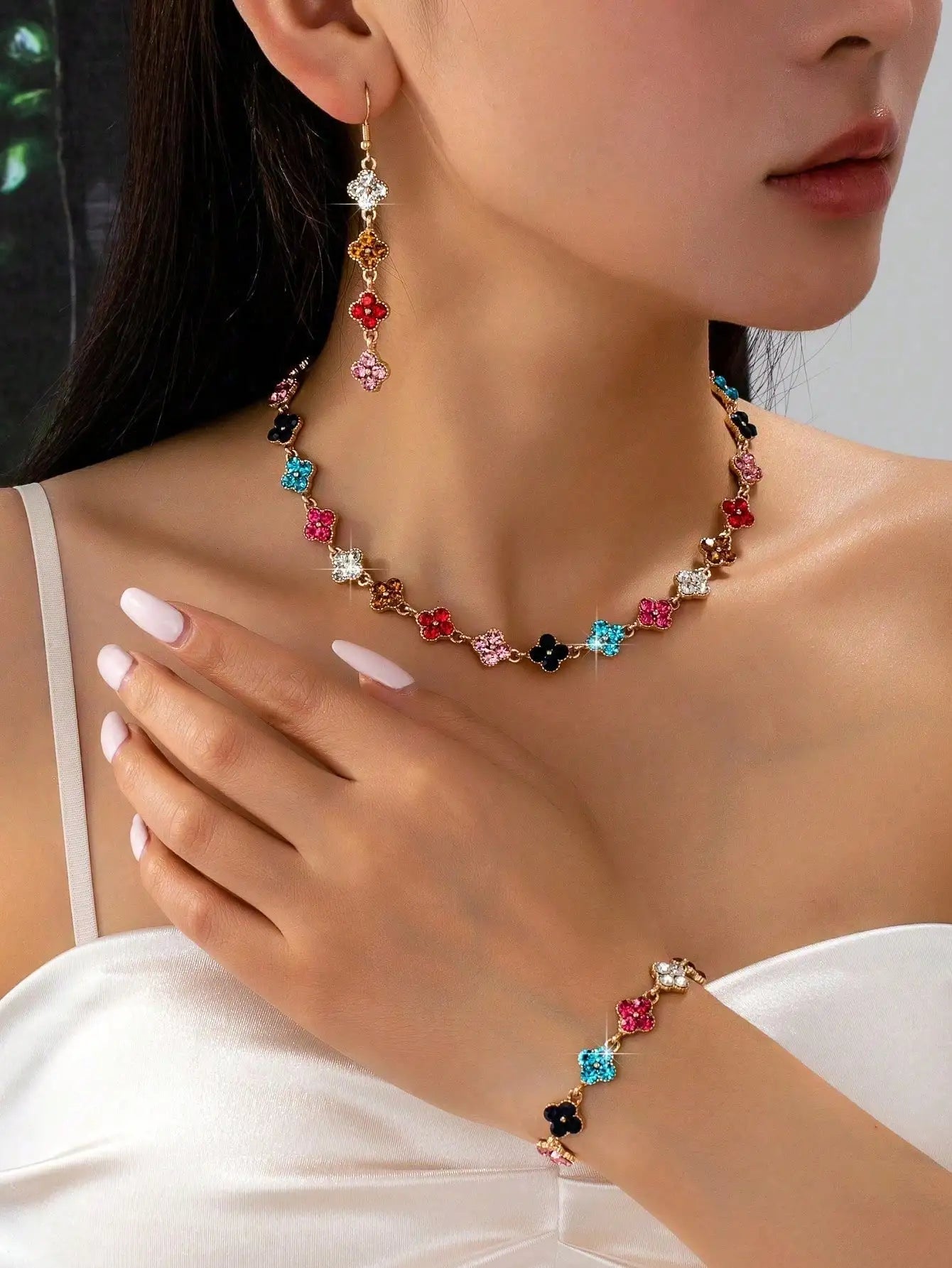 Conjunto de quatro peças de luxo com diamantes brilhantes, composto por brincos, colar e pulseira, ideal para mulher, perfeito para presentes, banquetes e festas.