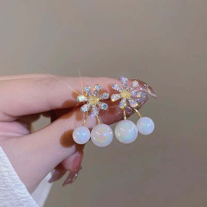 Brincos de pérola com borla, luxuosos e leves. joias sofisticadas para festas e eventos.