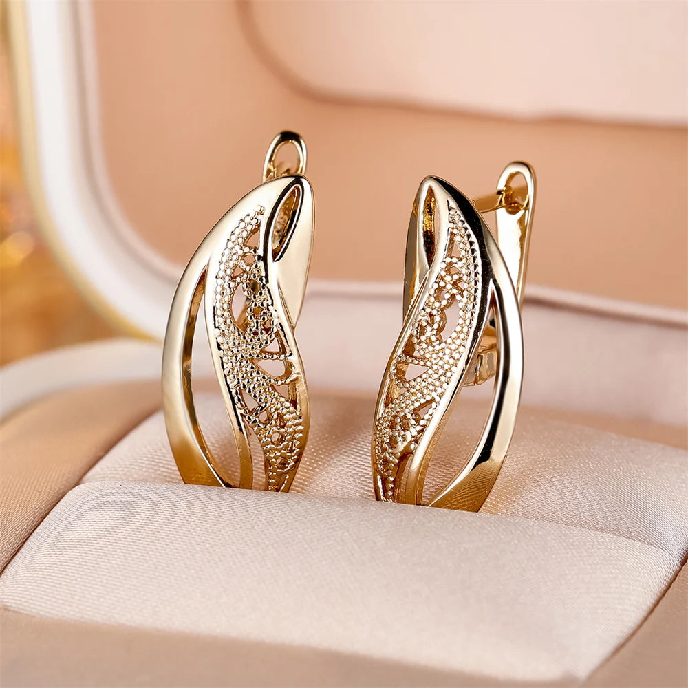 Brincos de argola em forma de s com padrão floral retro vazado para mulher, estilo vintage, cor dourada, com fivela, joalharia para casamento, noivado ou presente perfeito.