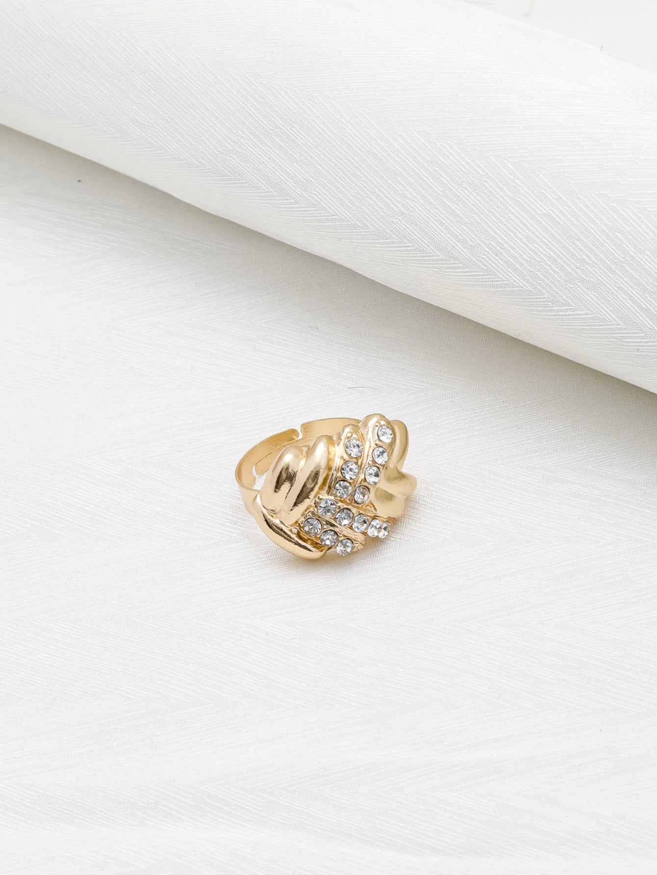 Conjunto de joias de luxo banhado a ouro 18k para mulher, com colar, brincos, pulseira e anel. ideal para casamentos e festas. tendência em joias.