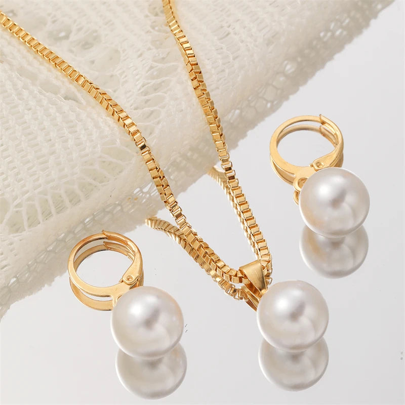 Elegante e moderno conjunto de joias para mulher com pendente de pérola sintética, colar e brincos em estilo vintage dourado, ideal para casamentos e festas.