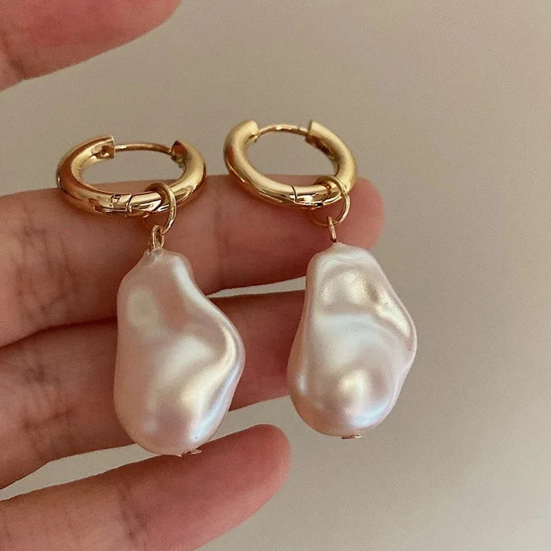 Elegantes brincos vintage em forma de gota de água com imitação de pérola, estilo irregular, para mulher. joias encantadoras e modernas, perfeitas para casamentos e aniversários.
