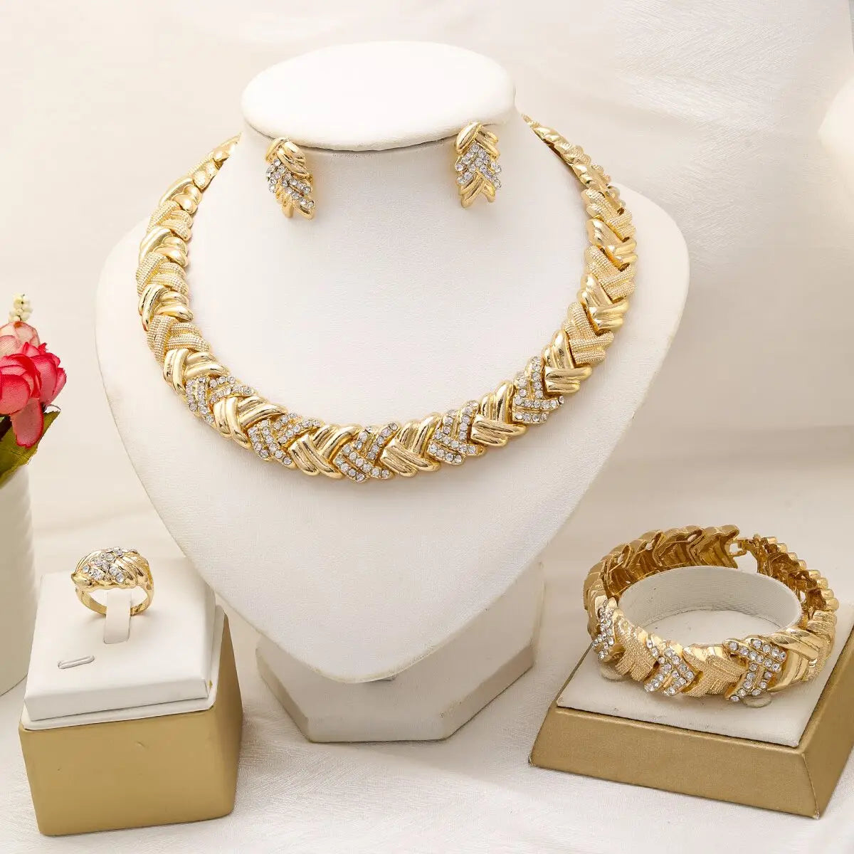 Conjunto de joias de luxo banhado a ouro 18k para mulher, com colar, brincos, pulseira e anel. ideal para casamentos e festas. tendência em joias.