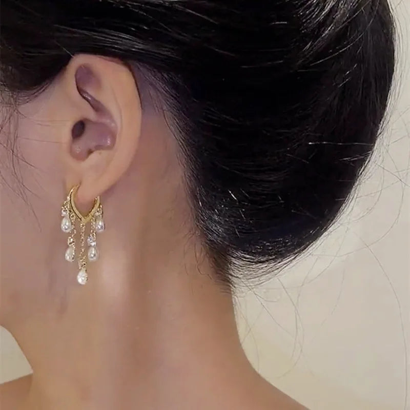 Brincos de pérola com borla, luxuosos e leves. joias sofisticadas para festas e eventos.