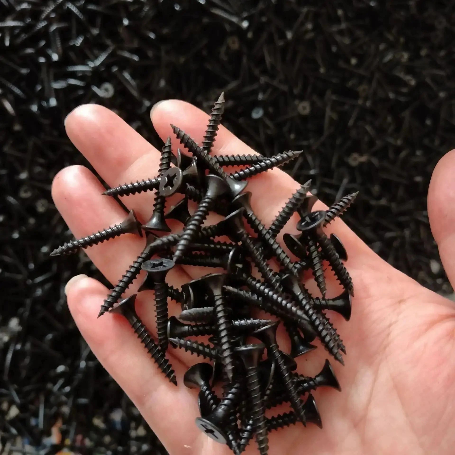 1 caixa/lote de 0,5 kg de parafusos para gesso cartonado com cabeça plana escareada cruzada, auto-atarraxantes, M3.5, em aço carbono preto, com rosca Phillips para madeira.