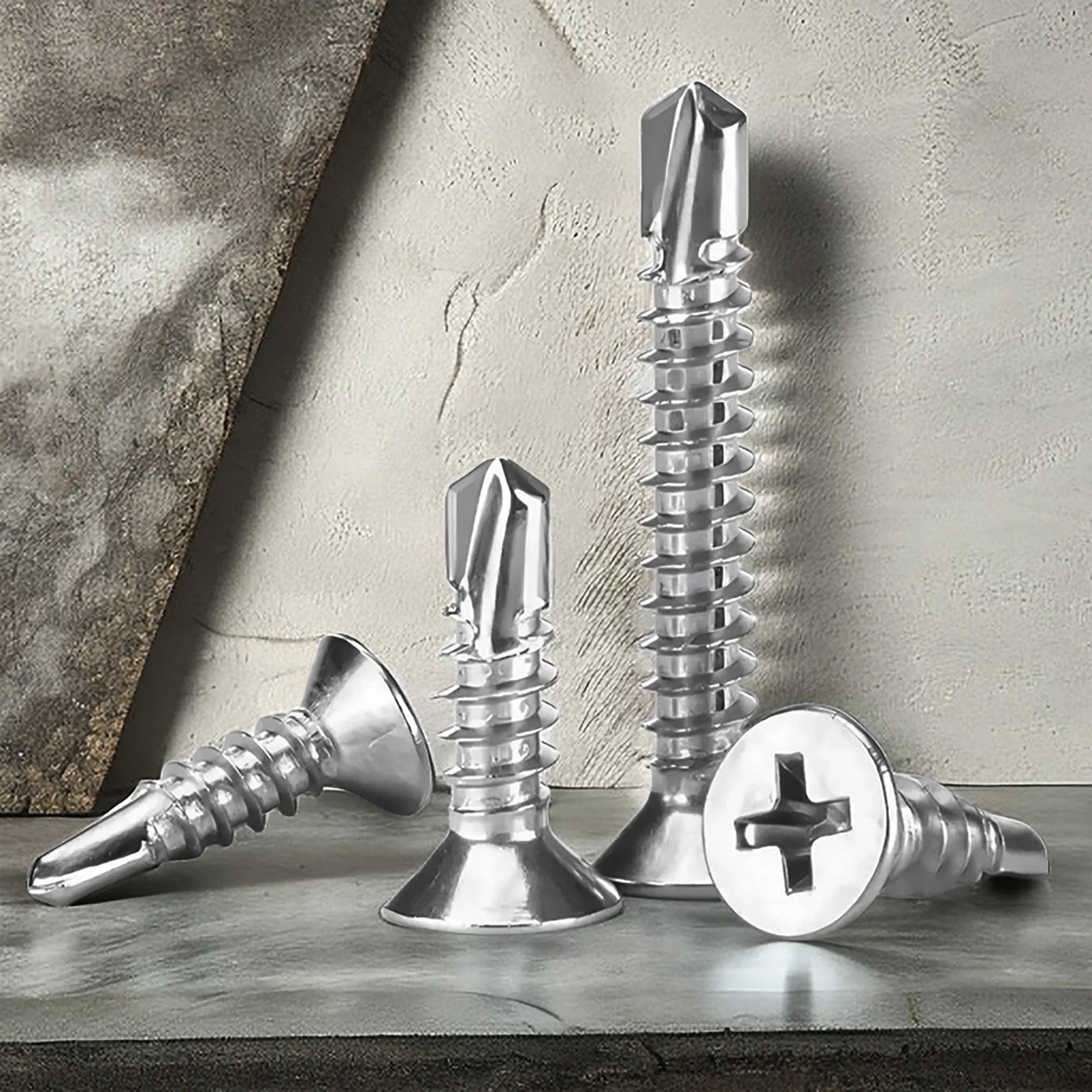 50 parafusos auto-atarraxantes para chapa metálica nº 8 M4.2 410, em aço inoxidável 410, com cabeça plana e alta resistência, para uma perfuração rápida.