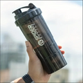 Garrafa shaker com recipiente para proteína em pó de 2 níveis, ideal para esportes, academia e fitness.