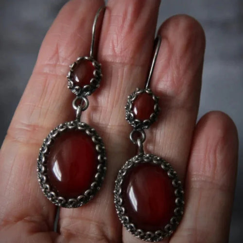 Brincos Vintage Ovais com Zircónia Vermelha – Prata Antiga e Estilo Clássico